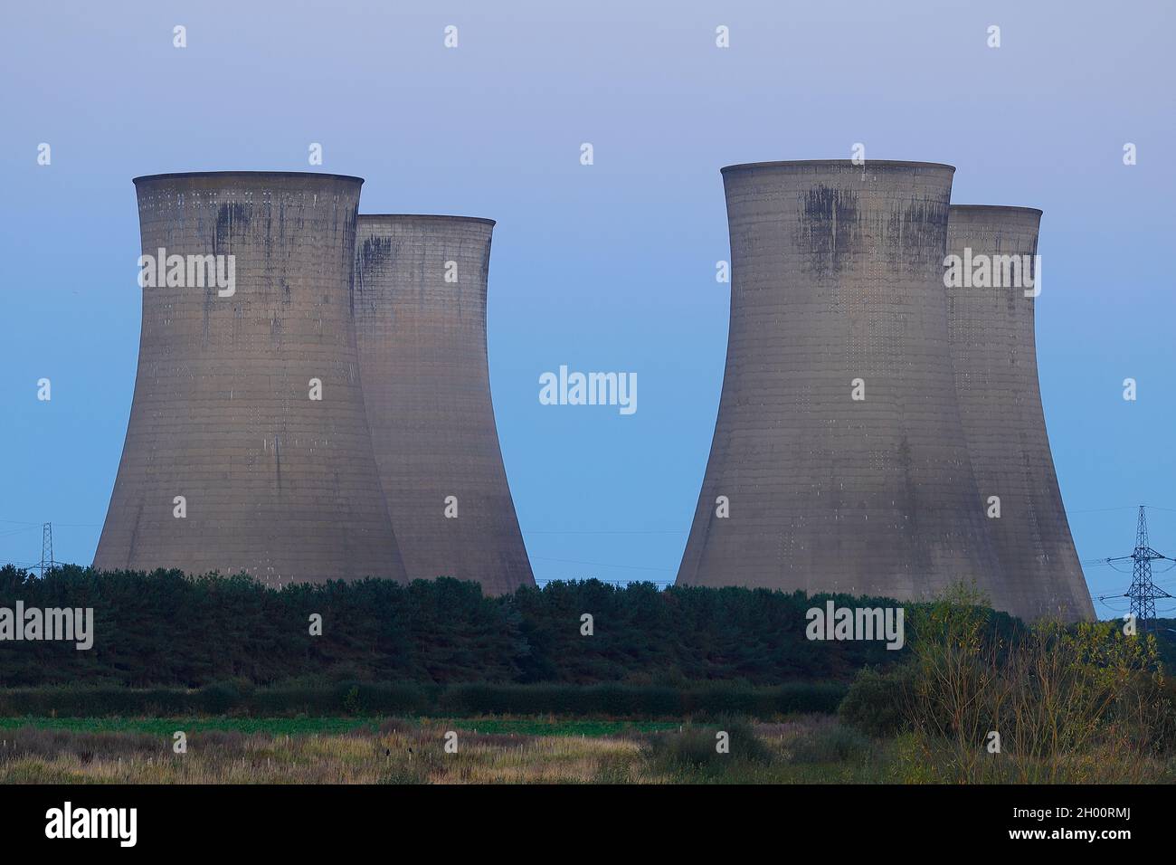 Le restanti 4 torri di raffreddamento della centrale elettrica di Eggborough nel North Yorkshire, poco prima che fossero demolite da esplosioni controllate Foto Stock