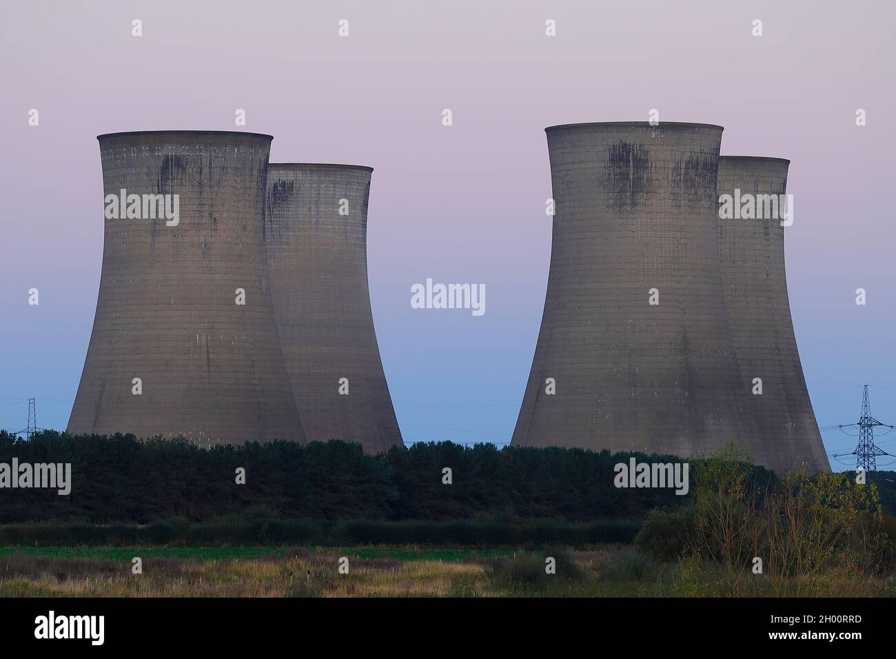 Le restanti 4 torri di raffreddamento della centrale elettrica di Eggborough nel North Yorkshire, poco prima che fossero demolite da esplosioni controllate Foto Stock