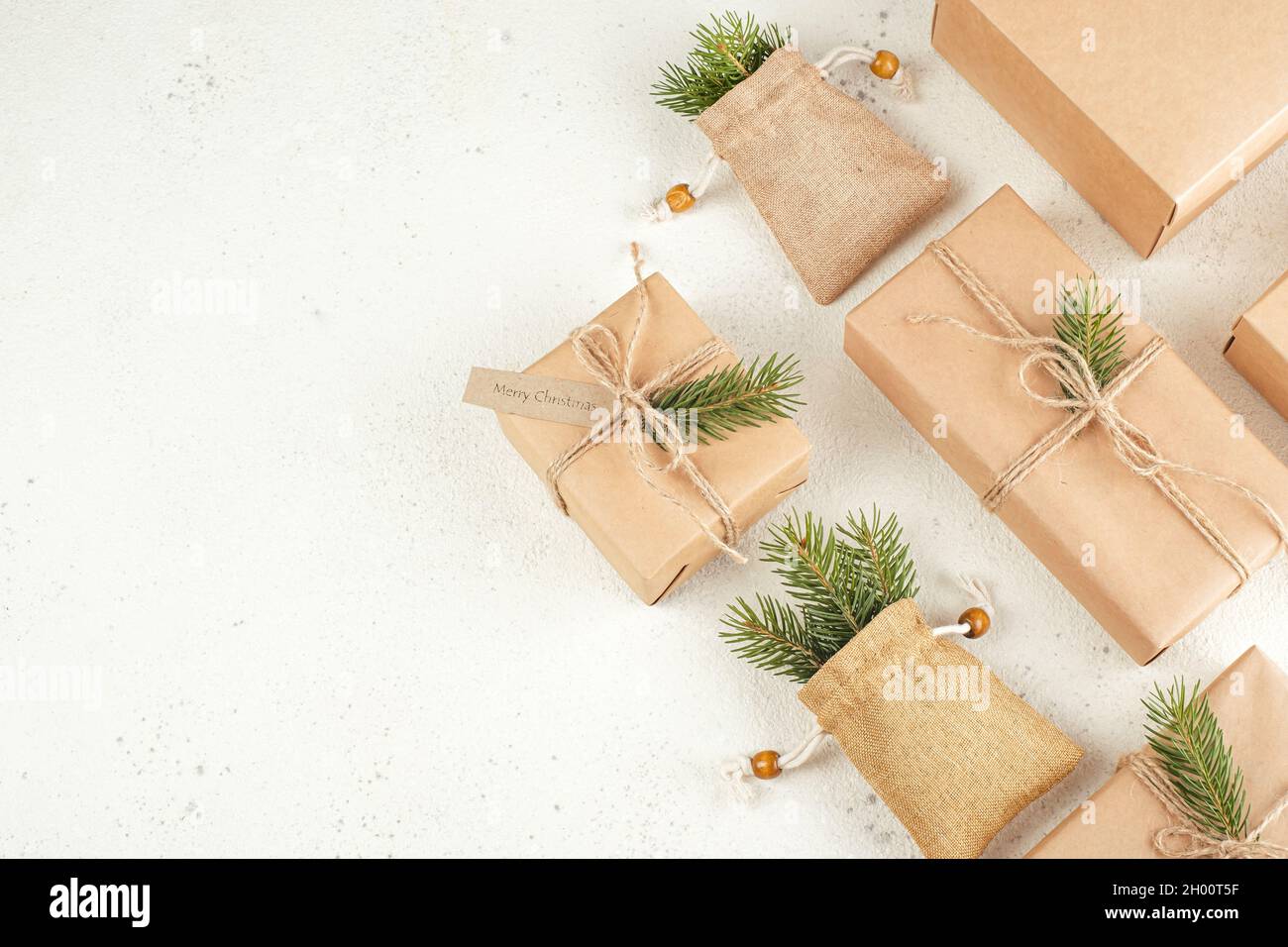 Natale e zero rifiuti, imballaggio ecologico. Stile di vita etico e senza plastica sostenibile. Vista dall'alto. Disposizione piatta. Foto di alta qualità Foto Stock