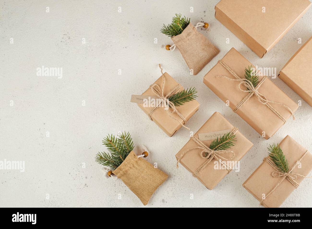 Natale e zero rifiuti, imballaggio ecologico. Stile di vita etico e senza plastica sostenibile. Vista dall'alto. Disposizione piatta. Foto di alta qualità Foto Stock