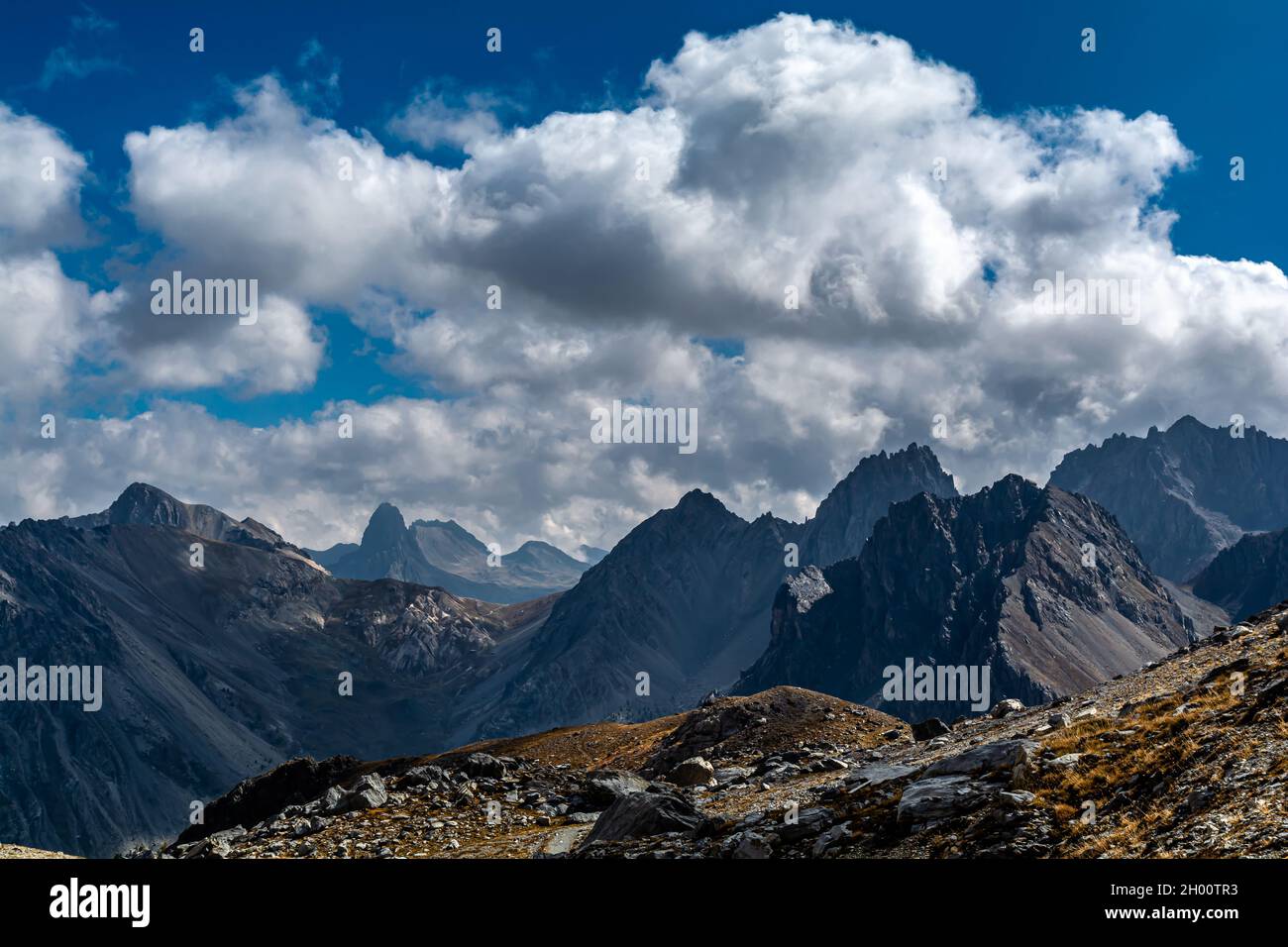 Le montagne della provincia di Cuneo con i loro laghi alpini. A circa 2,800  metri sul livello del mare, nel sud del Piemonte, scenari di rara bea Foto  stock - Alamy