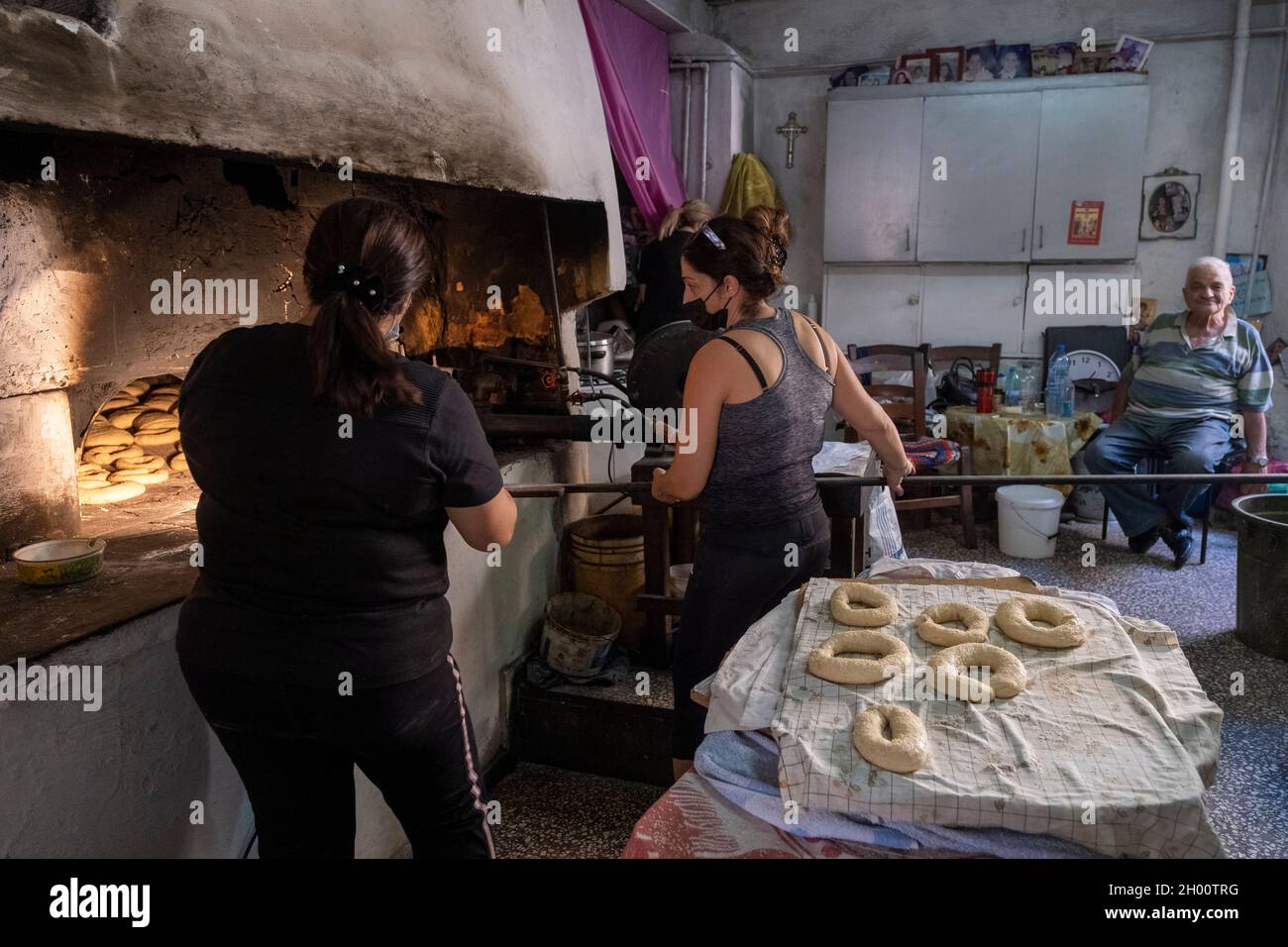 Donne che preparano il pane per la cottura in un forno tradizionale per il pane, Arsos Village Bakery, Cipro. Foto Stock