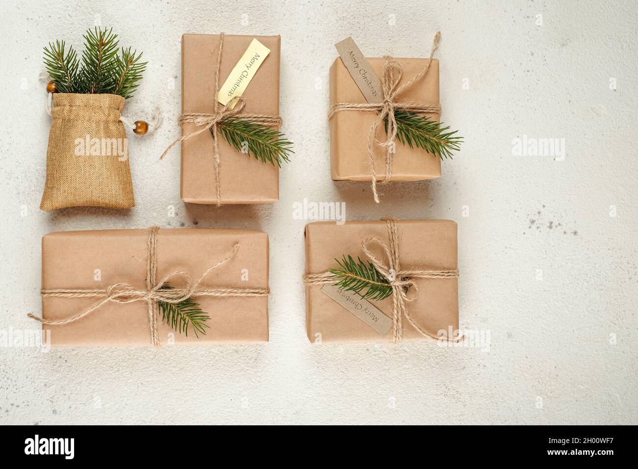 Natale e zero rifiuti, imballaggio ecologico. Stile di vita etico e senza plastica sostenibile. Vista dall'alto. Disposizione piatta. Foto di alta qualità Foto Stock