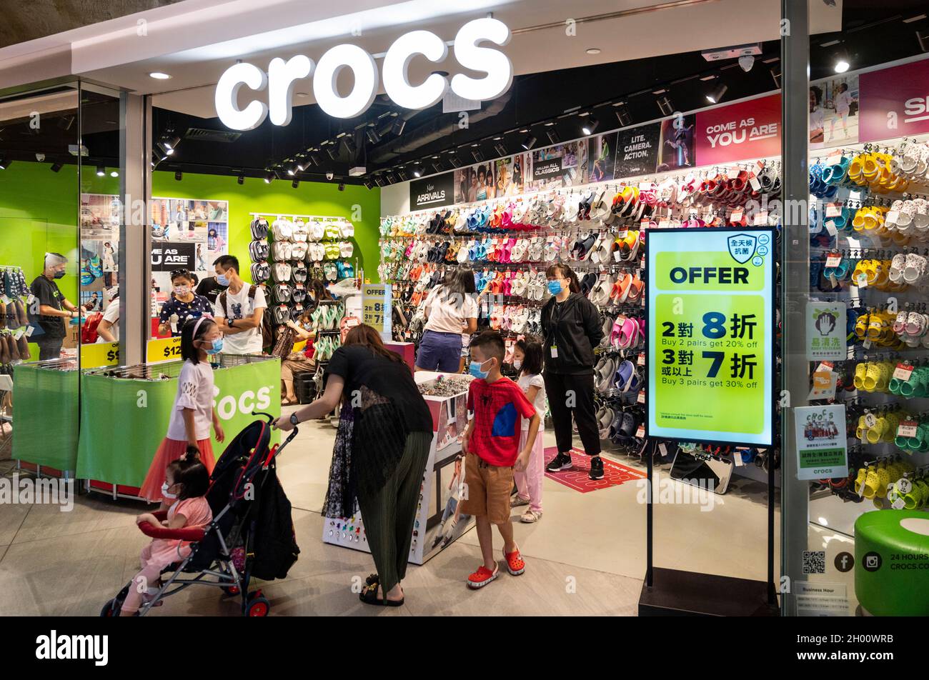 Gli amanti dello shopping sono visti presso il negozio di Crocs, produttore  americano di scarpe, a Hong Kong. (Foto di Budrul Chukrut / SOPA  Images/Sipa USA Foto stock - Alamy