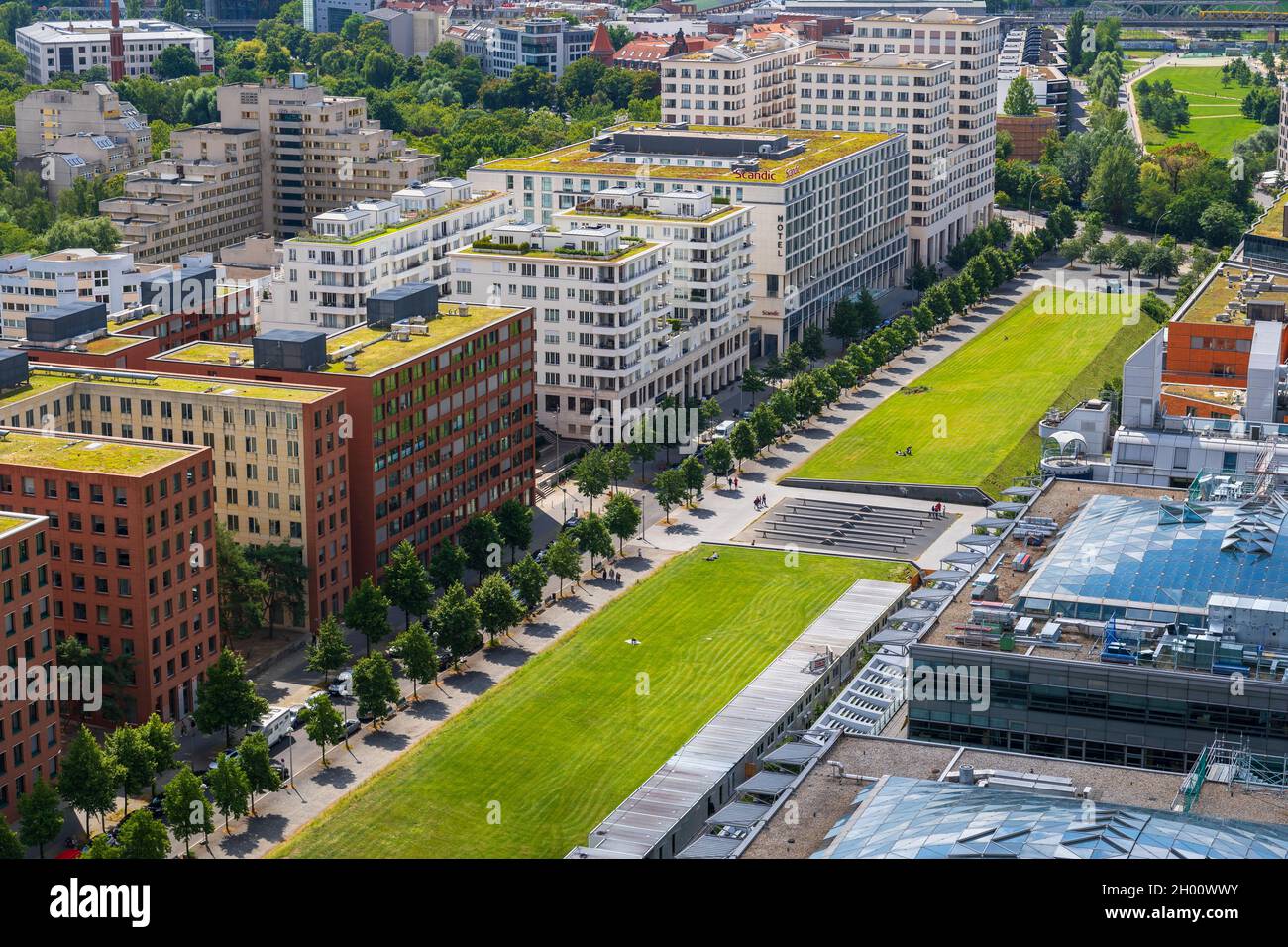 Vista sopra il Parco Tilla Durieux (Parco Tilla-Durieux) e gli edifici di appartamenti vicino Potsdamer Platz nel centro di Berlino, in Germania. Foto Stock