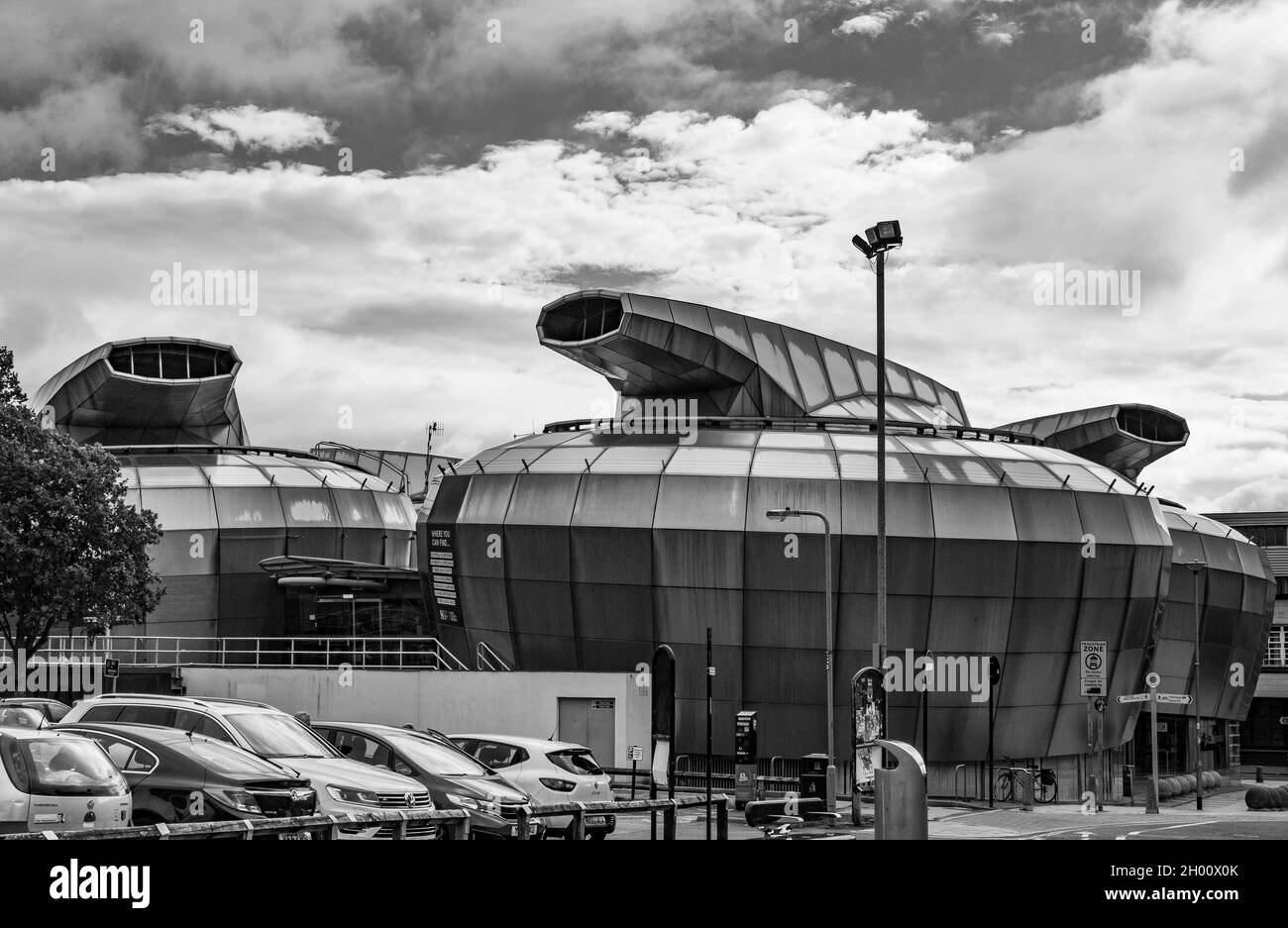 Gli splendidi e insoliti edifici di Sheffield sono molto conosciuti come pietre, tamburi e bollitori per curling Foto Stock