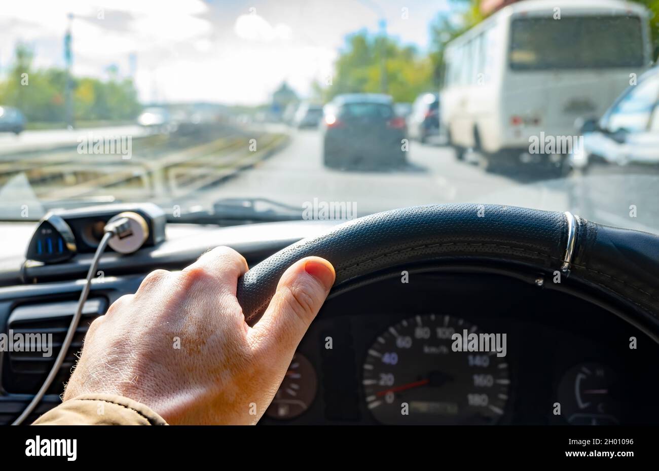 mano del conducente sul volante della vettura in un ingorgo Foto Stock