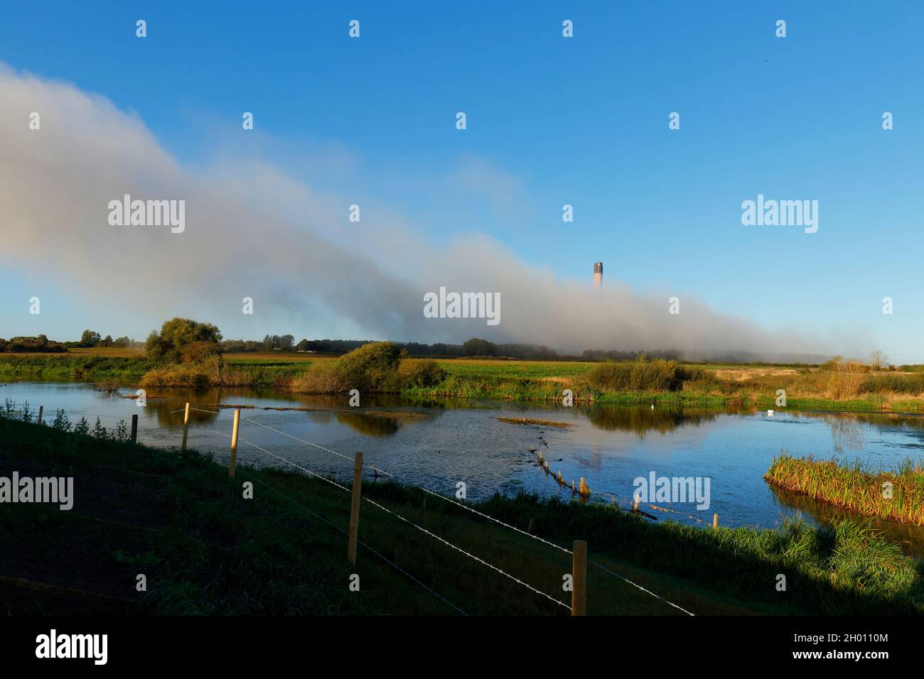 Una nube di polvere causata dalla demolizione di 4 torri di raffreddamento rimanenti presso la centrale elettrica di Eggborough nel North Yorkshire Foto Stock