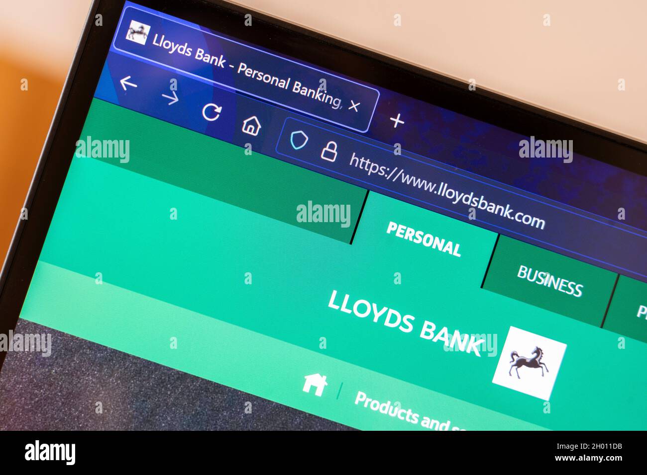 Primo piano del logo Lloyds della banca britannica e della schermata iniziale del sito Web su uno schermo per laptop. Inghilterra Foto Stock
