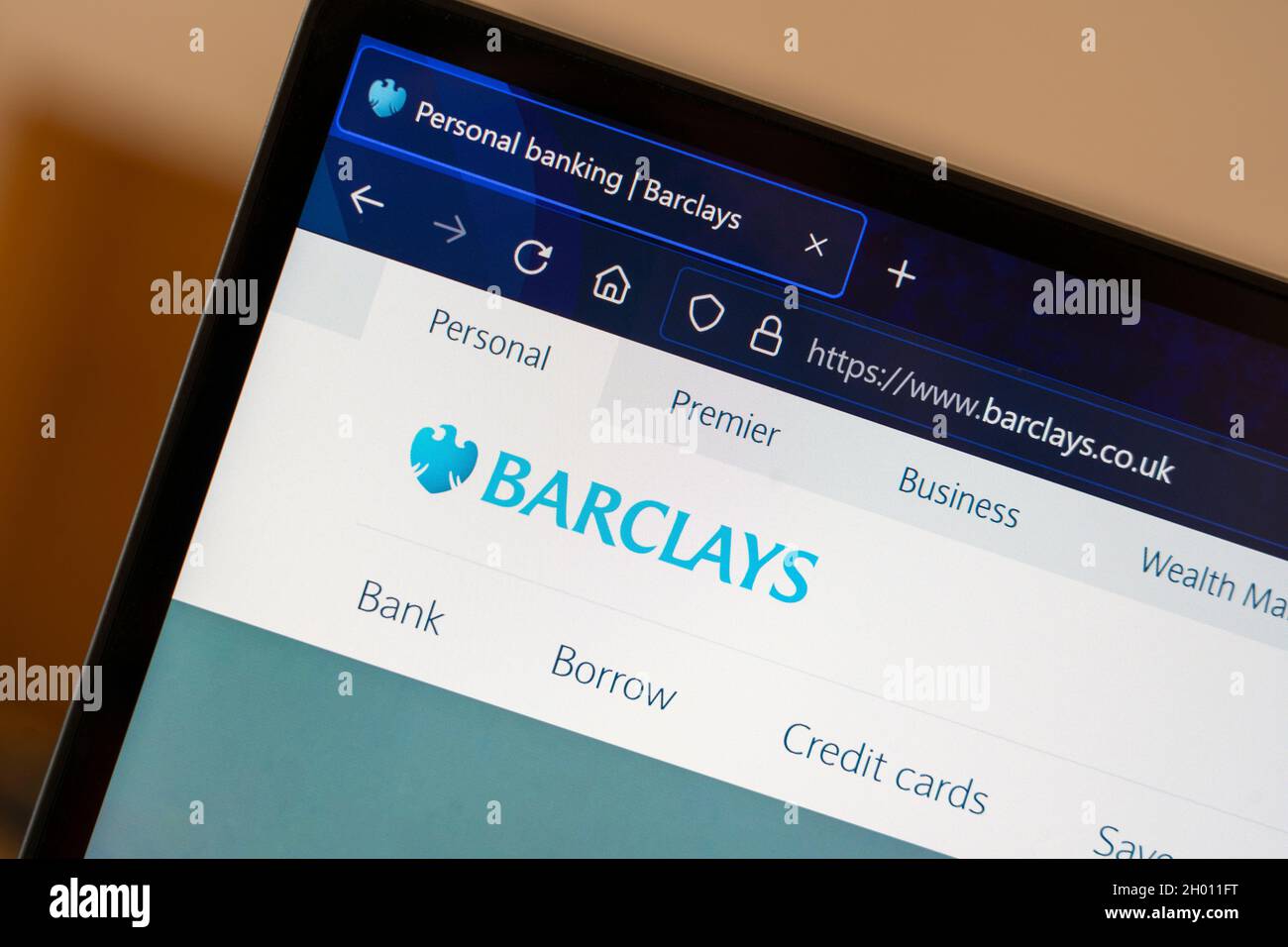 Primo piano del logo della banca britannica Barclays e della schermata iniziale del sito Web su uno schermo del computer portatile. Inghilterra Foto Stock