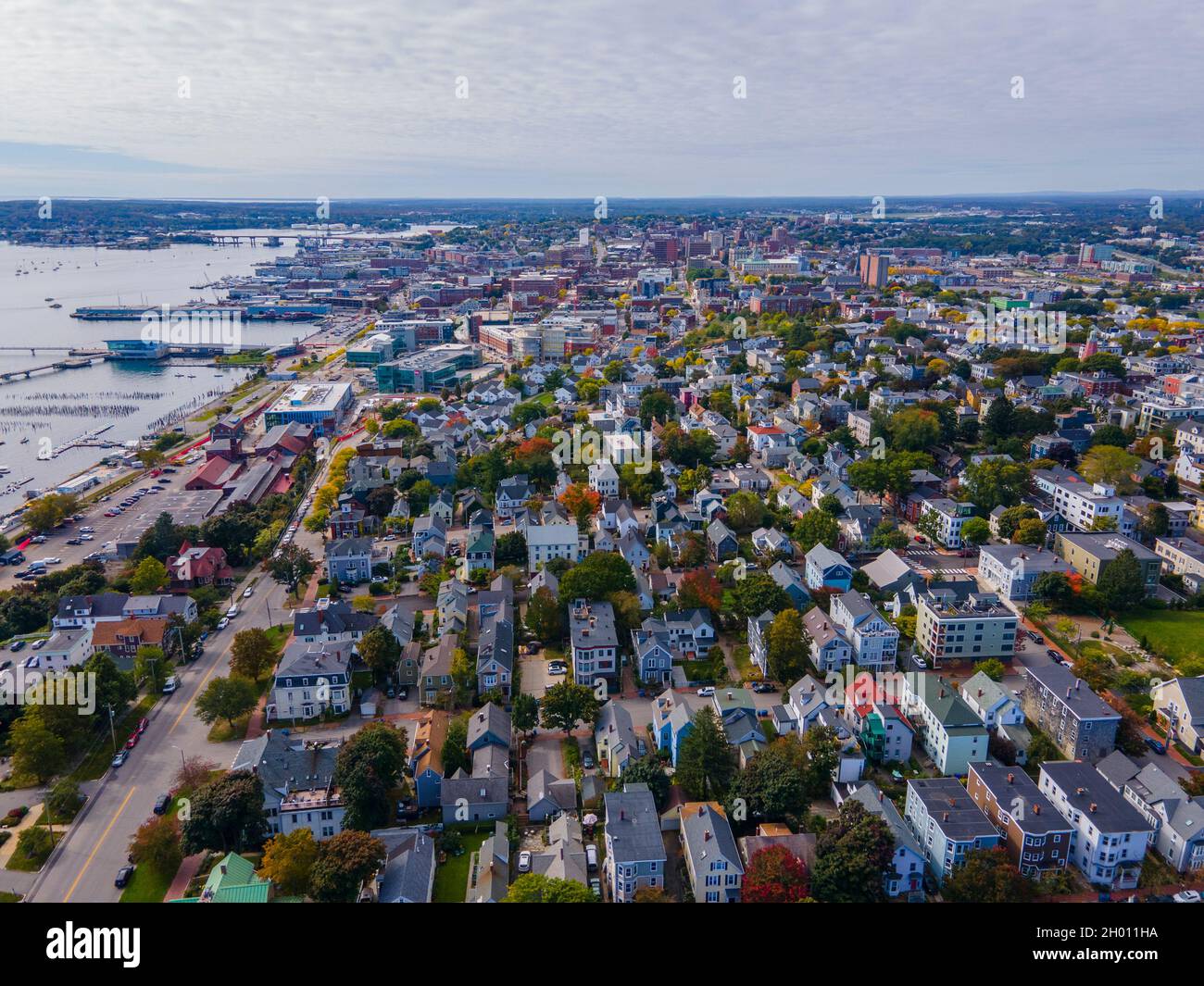 Vista aerea del quartiere storico di Munjoy Hill con lo skyline del centro di Portland sullo sfondo a Portland, Maine ME, USA. Foto Stock