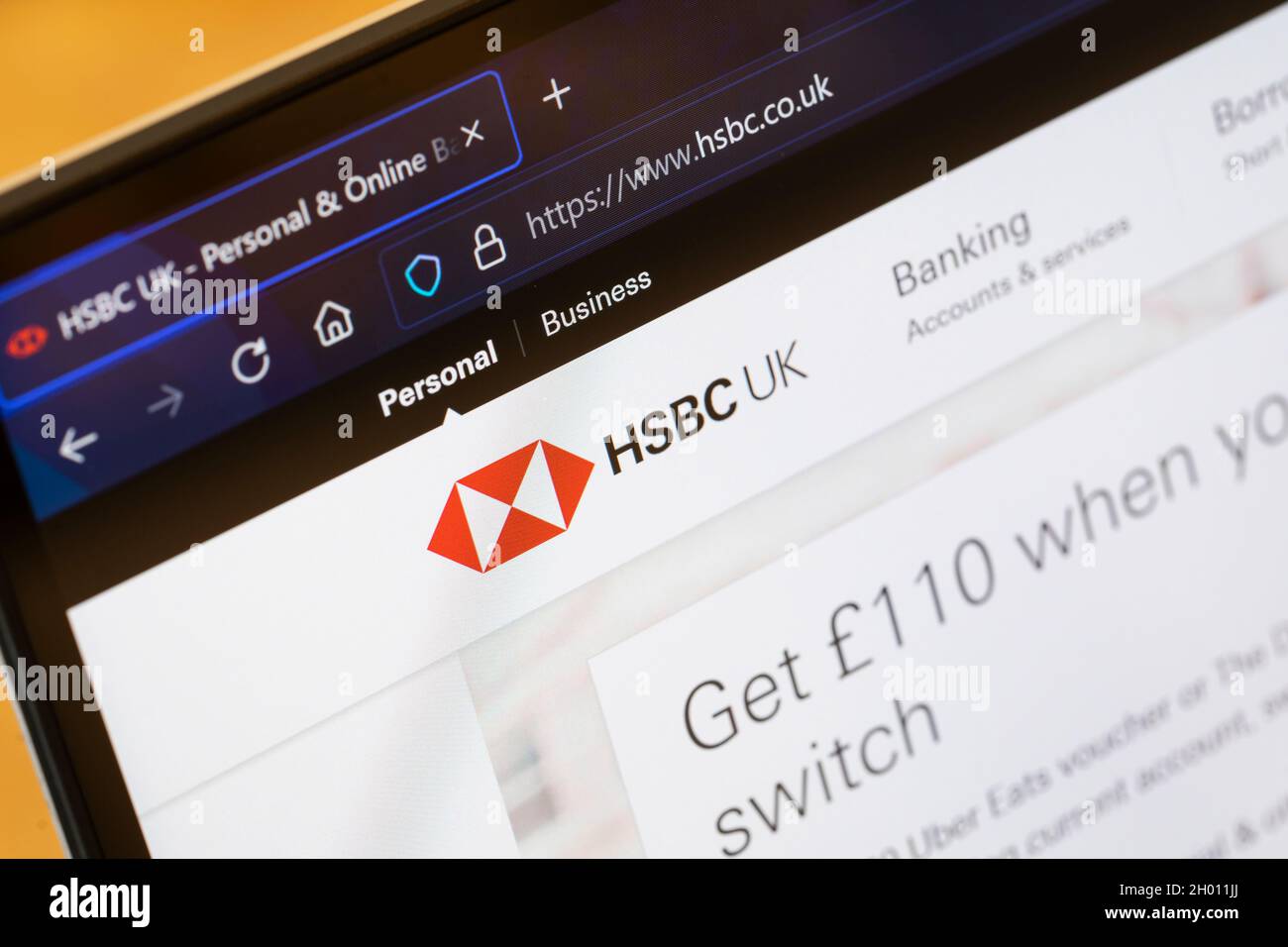 Primo piano del logo HSBC della banca britannica e della schermata iniziale del sito Web su uno schermo di un laptop, Inghilterra. Concetto: Chiusura di una filiale, frode sul conto bancario, approvazione di mutui Foto Stock