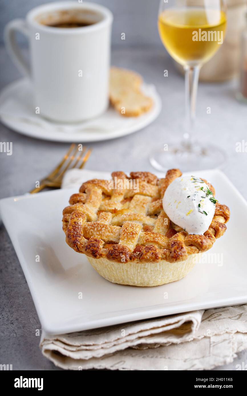 Torta di pesche con graticcio e panna montata Foto Stock