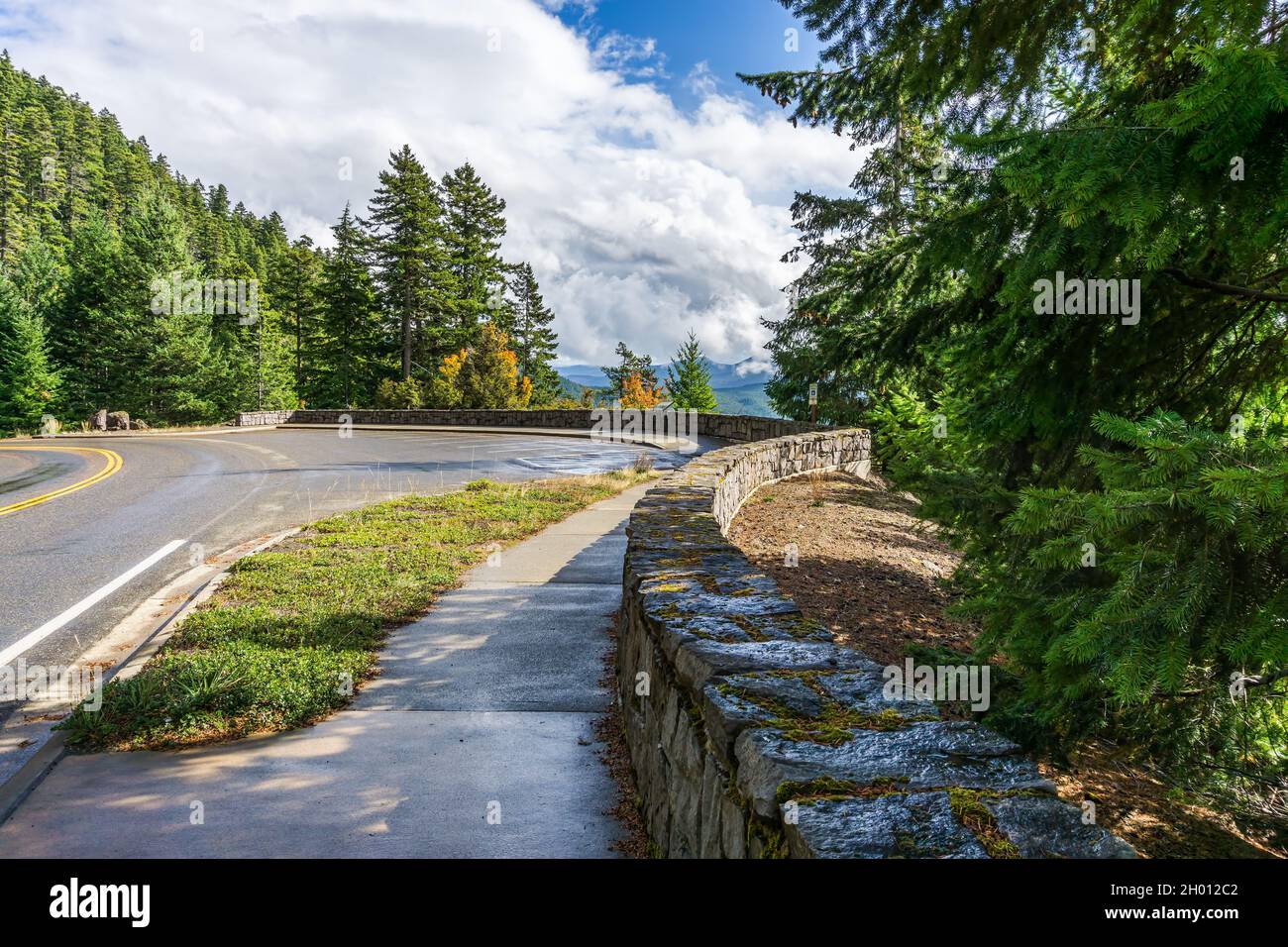 Area parcheggio con vista lungo la strada all'Hurricane Ridge nello stato di Washington. Foto Stock