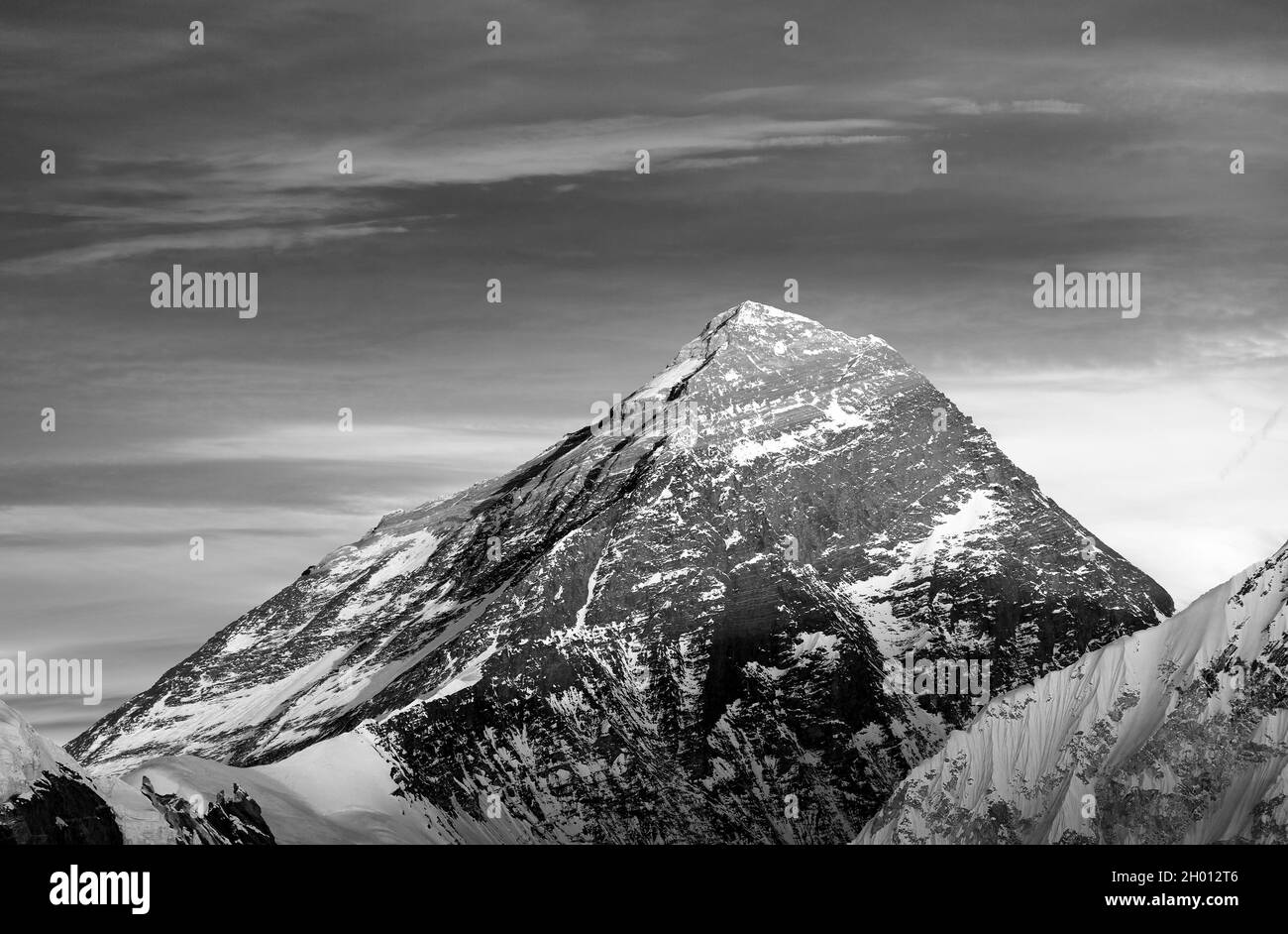 Vista in bianco e nero della cima del Monte Everest dalla valle di Gokyo - strada per il campo base Everest - Nepal Foto Stock