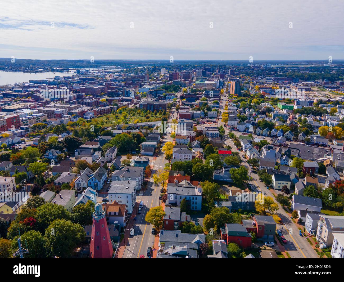 Vista aerea del quartiere storico di Munjoy Hill con lo skyline del centro di Portland sullo sfondo a Portland, Maine ME, USA. Foto Stock