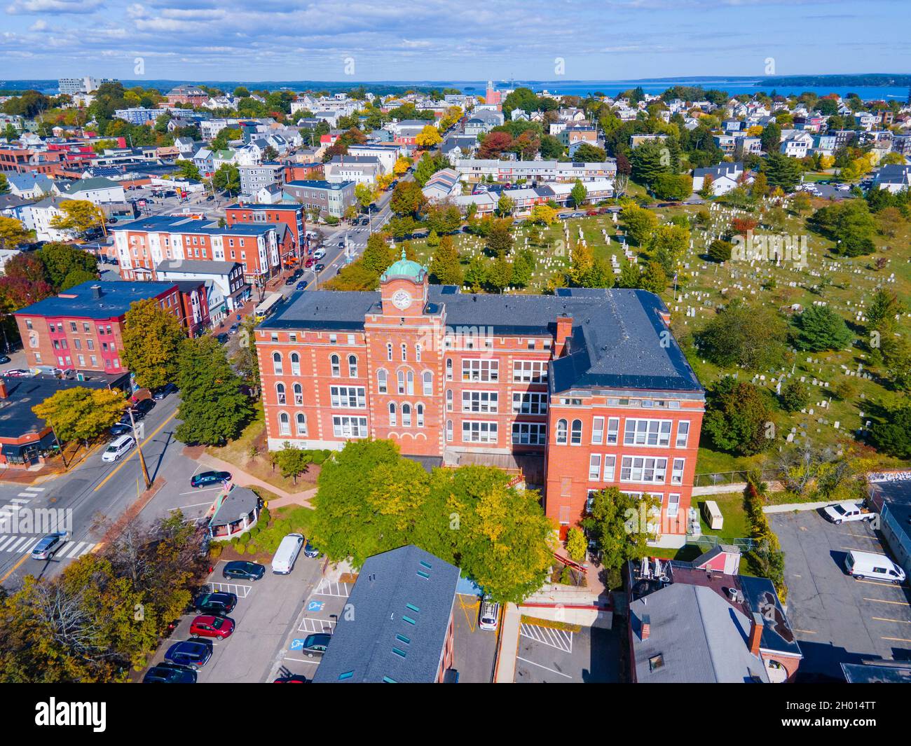 Vista aerea del North School Building e del Cimitero Orientale su 248 Congress Street nel centro di Portland, Maine ME, USA. Foto Stock