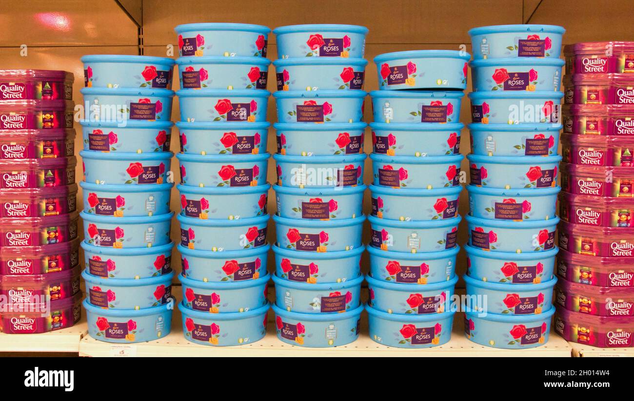 Glasgow, Scozia, Regno Unito 10 ottobre 2021. La carenza di conducenti di autocisterne minaccia gli scaffali dei supermercati con avvertimenti che promettono carenze a lungo termine. Scatole di Natale di rose di cadburys cioccolatini impilati in alto per la vendita a sainsburys stasera Credit Gerard Ferry/Alamy Live News Foto Stock