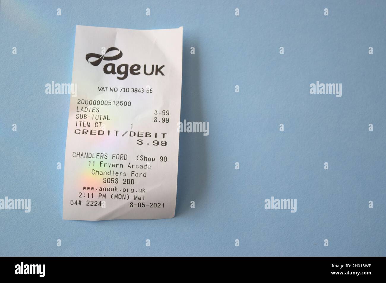 Age UK Charity Shop fino al ricevimento. Foto Stock
