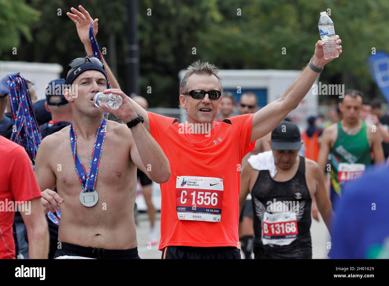 Chicago, Illinois, Stati Uniti. 10 Ott 2021. Una maratona festeggia al traguardo della 43° Bank of America Chicago Marathon, domenica 10 ottobre 2021. Si stima che circa 35,000 persone partecipino ai 26.2 chilometri di percorso pianeggiante che attraversa diversi quartieri dal centro città a molte comunità circostanti a Chicago. (Credit Image: © Pat A. Robinson/ZUMA Press Wire) Foto Stock