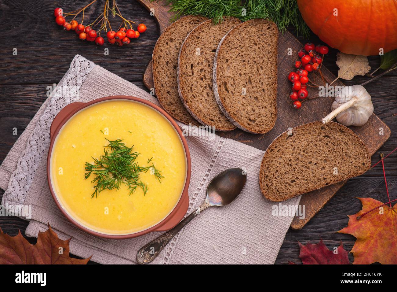 Zuppa di zucca con crema fatta in casa, su sfondo di legno. Foto Stock
