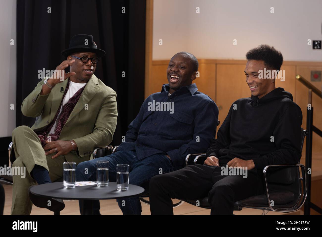 Tre generazioni di calciatori professionisti si incontrano per parlare di calcio, vita e famiglia. Ian Wright, Shaun Wright-Phillips e DMargio Wright-Phillips Foto Stock