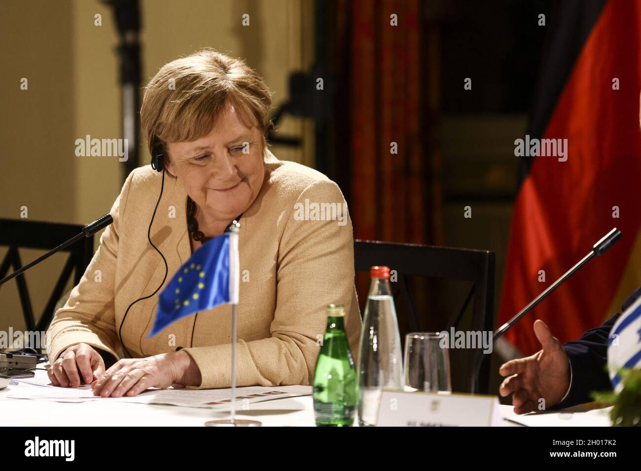 Gerusalemme, Israele. 10 Ott 2021. La cancelliera tedesca Angela Merkel e il primo ministro israeliano Naftali Bennett si sono chiacchierati durante una tavola rotonda con gli imprenditori israeliani a Gerusalemme domenica 10 ottobre 2021. Foto piscina di Ronen Zvulun/UPI Credit: UPI/Alamy Live News Foto Stock