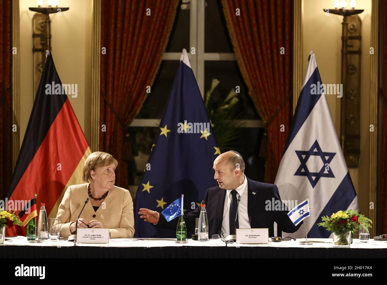 Gerusalemme, Israele. 10 Ott 2021. La cancelliera tedesca Angela Merkel e il primo ministro israeliano Naftali Bennett si sono chiacchierati durante una tavola rotonda con gli imprenditori israeliani a Gerusalemme domenica 10 ottobre 2021. Foto piscina di Ronen Zvulun/UPI Credit: UPI/Alamy Live News Foto Stock