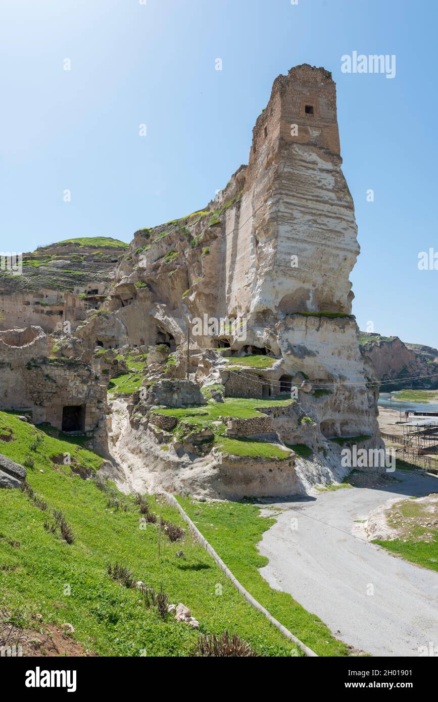 Resti archeologici di epoche diverse nella città di Hasankeyf in Turchia Foto Stock