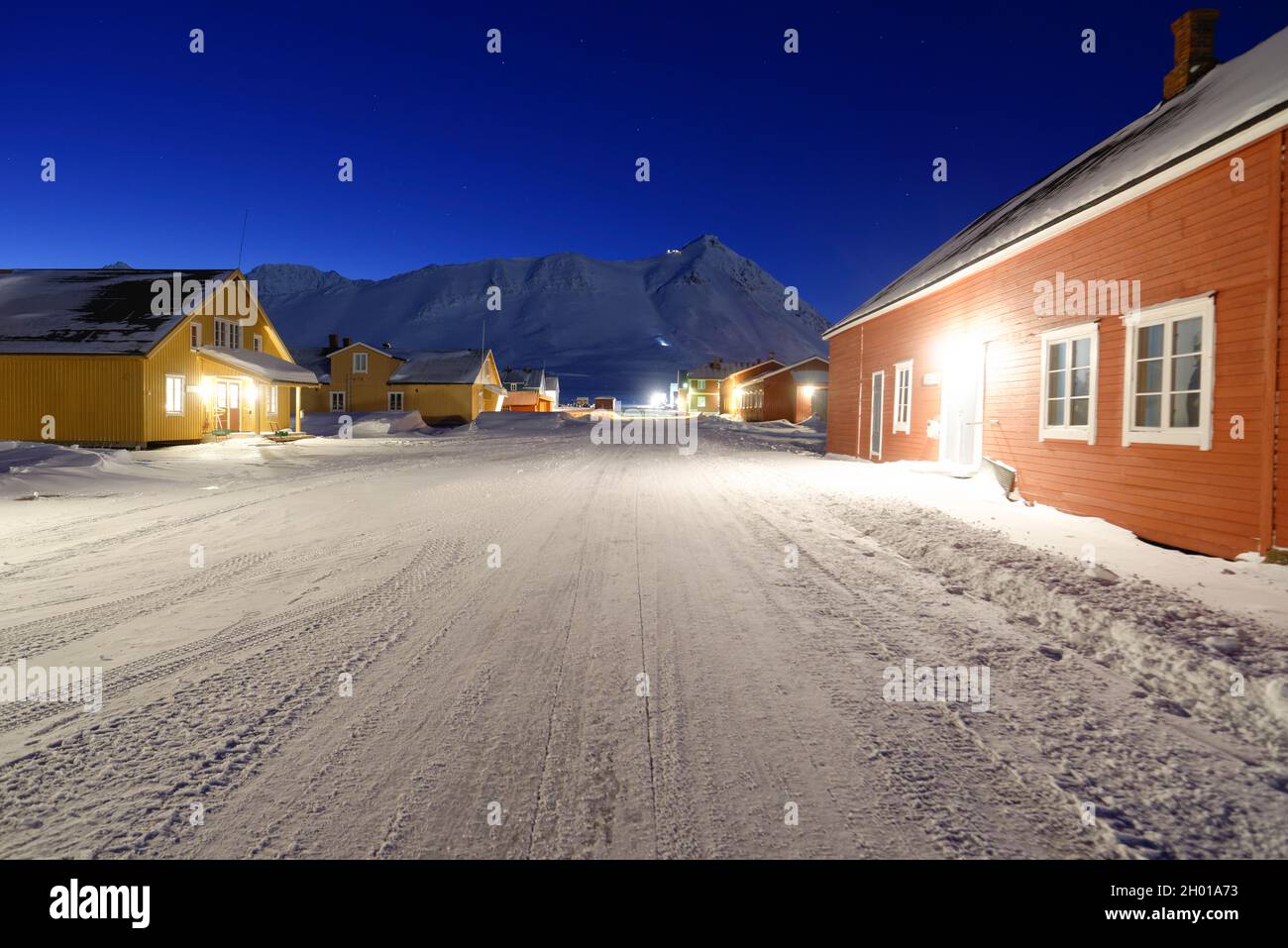 Giorno buio nell'inverno polare su Svalbard. NY Ålesund, Svalbard, Norvegia Foto Stock