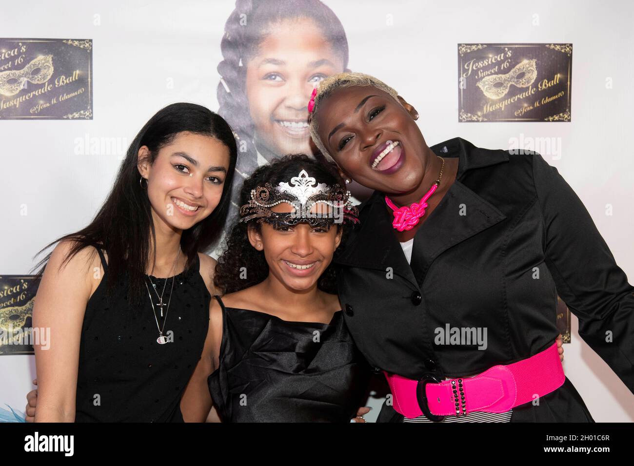 Santa Clarita, California, Stati Uniti. 9 ottobre 2021. Journey Slayton, Jordyn Curet, Melody Trice partecipa al Sweet 16 Masquerade Ball di Jessica Mikayla presso la residenza privata, Santa Clarita, CA il 9 ottobre 2021 Credit: Eugene Powers/Alamy Live News Foto Stock