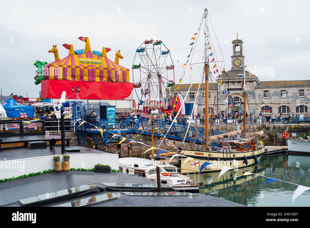 Ramsgate, UK - Sep 26 2021 Una fiera di divertimento e la nostra barca Lizzie che è una delle piccole navi Dunkirk, nel porto durante i festeggiamenti di 200 anni di Foto Stock