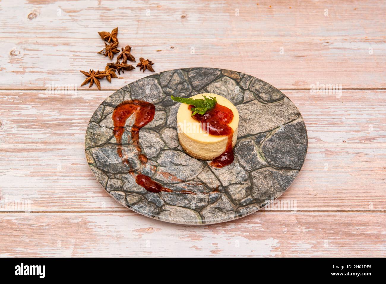 Torta al limone per una persona con marmellata di fragole e anice stellato Foto Stock