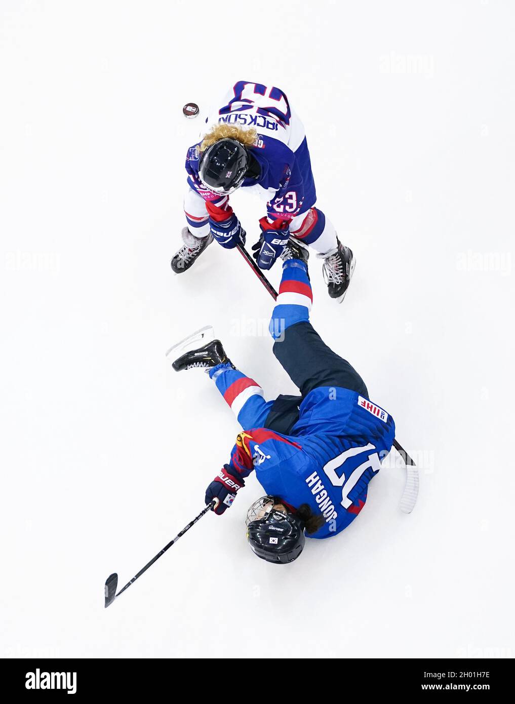 Chamonix Jackson (TOP) della Gran Bretagna e il Park Jong-ah della Repubblica di Corea combattono per il pugno durante la partita di pre-qualifica femminile del secondo turno di Pechino 2022 alla Motorpoint Arena di Nottingham. Foto Stock