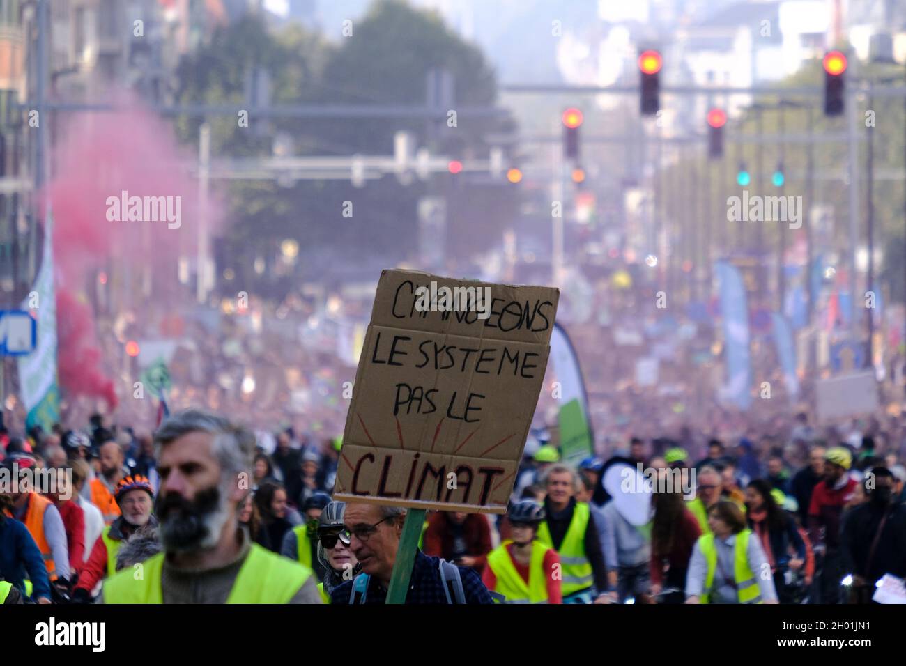 Bruxelles, Belgio. 10 Ott 2021. Migliaia di persone partecipano a una manifestazione contro il cambiamento climatico a Bruxelles, Belggium, il 10 ottobre 2021, in vista del vertice sul clima della COP26. Credit: ALEXANDROS MICHAILIDIS/Alamy Live News Foto Stock