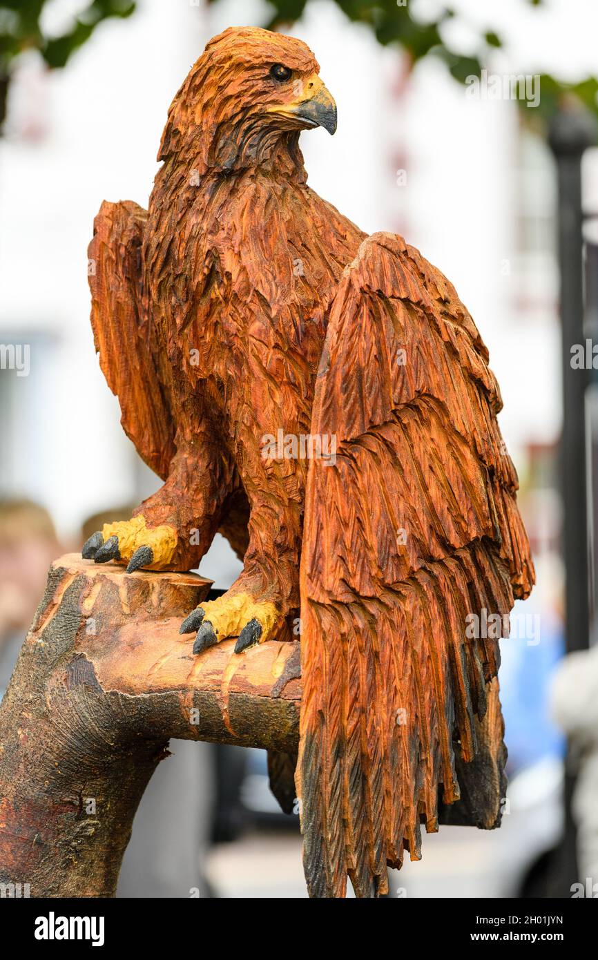 Una scultura in legno intagliato di aquila dorata al Festival dell'Aquila d'Oro, Moffat, Dumfries e Galloway, Scozia, Regno Unito Foto Stock