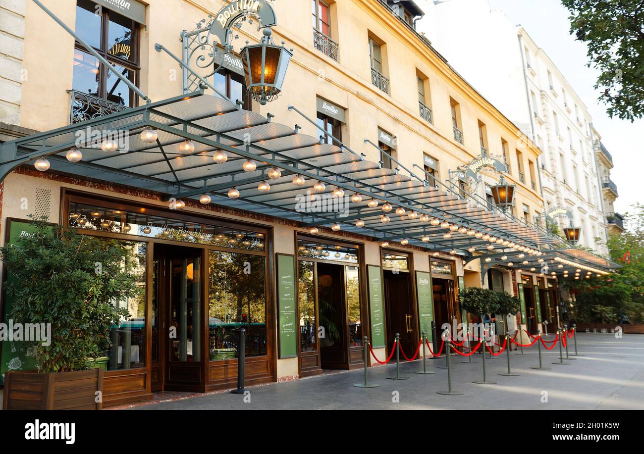 Parigi, Francia-07 ottobre 2021 : ingresso del Bouillon Chartier - ristorante storico situato a Temple Boulevard nel 3 ° distretto di Parigi . Era così Foto Stock