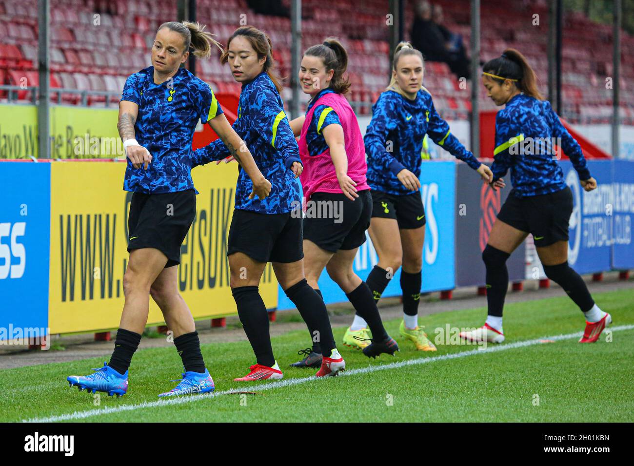 Crawley, Regno Unito. 01 dicembre 2019. Gli speroni si riscaldano durante la partita della lega femminile tra Brighton & Hove Albion e Tottenham Hotspur al People's Pension Stadium di Crawley. Credit: SPP Sport Press Photo. /Alamy Live News Foto Stock