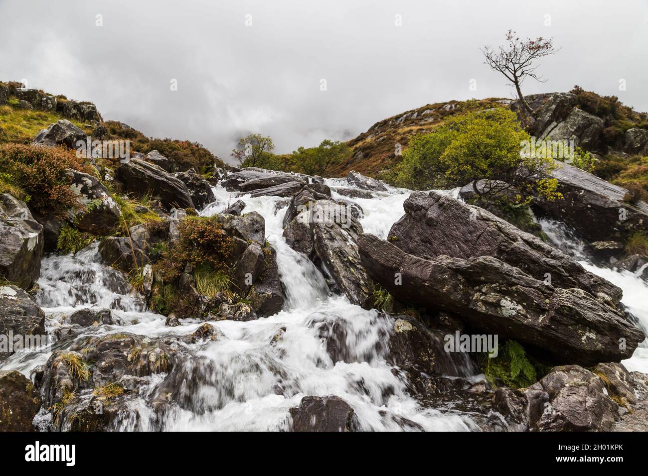 L'acqua raffigurata si schiantò lungo la valle glaciale nel Parco Nazionale di Snowdonia nell'ottobre 2021 dopo la pioggia pesante. Foto Stock
