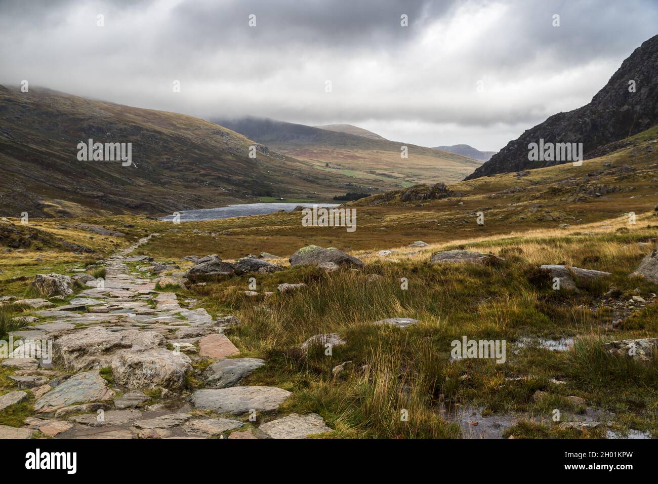 Scalini rocciosi conducono gli escursionisti fino al Lago Ogwen nel cuore del Parco Nazionale di Snowdonia nell'autunno del 2021. Foto Stock