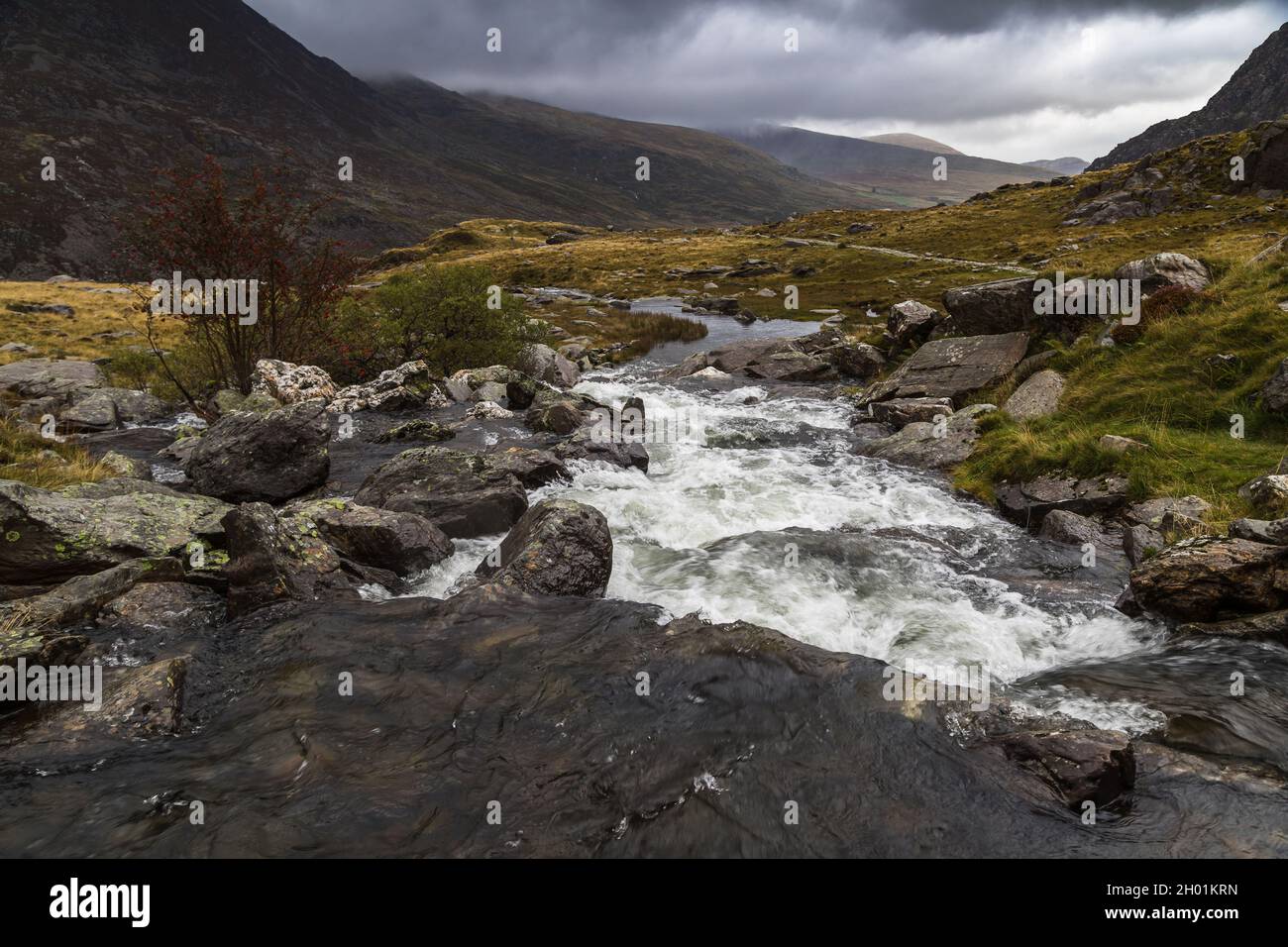 L'acqua piovana corre al largo delle montagne Glyderau in vigore nell'ottobre 2021 nel Parco Nazionale di Snowdonia mentre si avvicina al Lago Ogwen. Foto Stock
