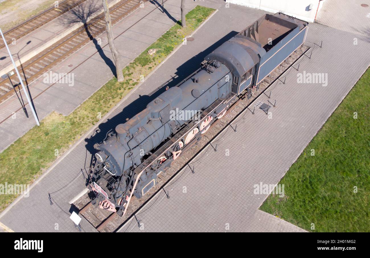 Klaipeda, Lituania - aprile 22 2020: Vecchia locomotiva russa a vapore, fuco sparato, stazione ferroviaria di Klaipeda. Foto Stock