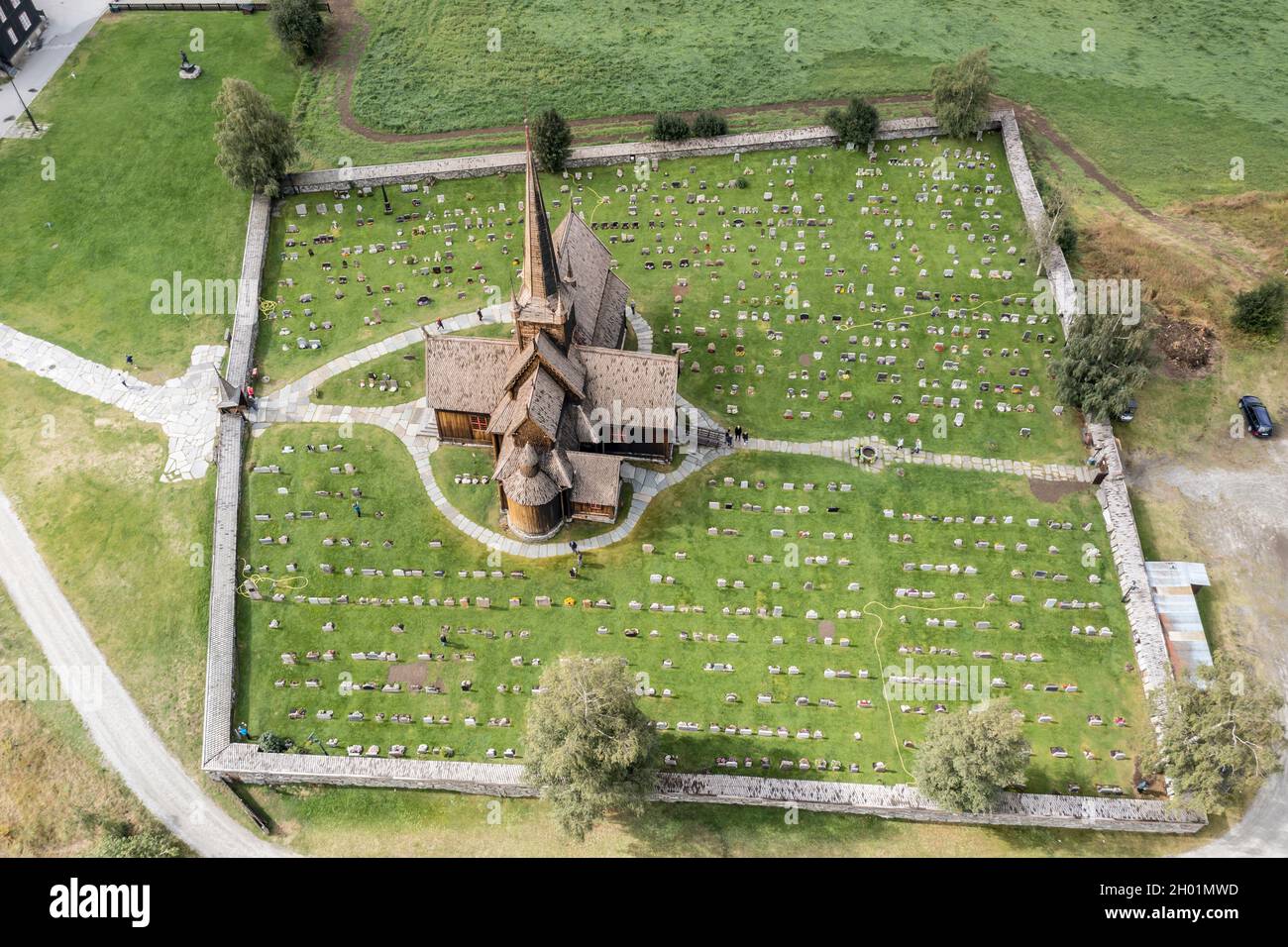 Veduta aerea della chiesa e cimitero di Lom, Lom, Norvegia Foto Stock