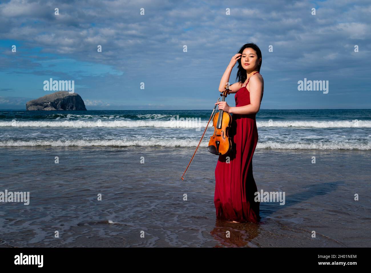 Il giovane violinista Coco Tomita, di straordinario talento, è stato affiancato da Simon Callaghan nel recital di questo fine settimana al Lammermuir Foto Stock