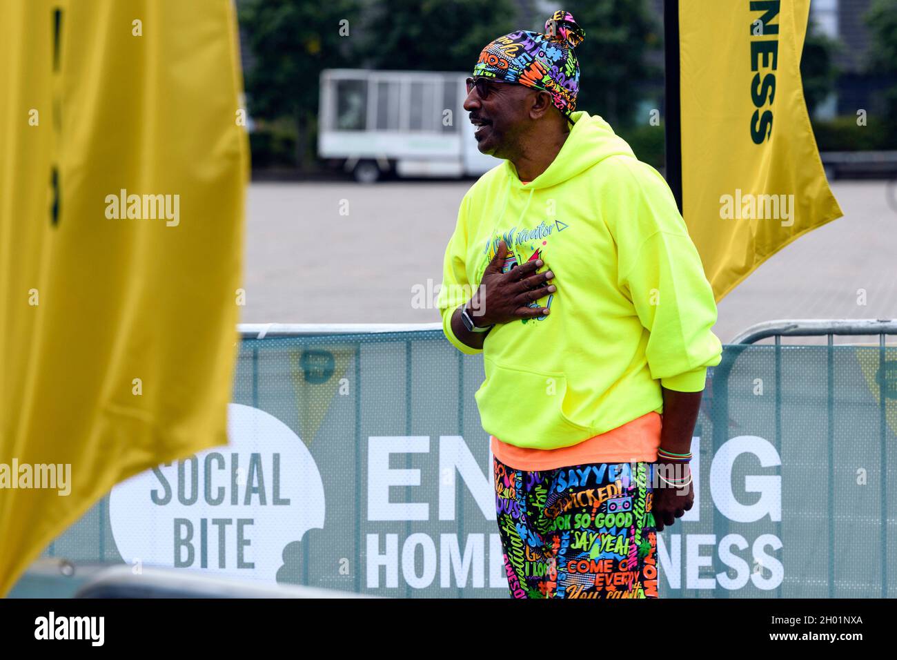 SIR CHRIS HOY SI UNISCE A CENTINAIA DI CICLISTI PER AIUTARE A RACCOGLIERE OLTRE £700.000 PERSONE PER COSTRUIRE DUE NUOVI VILLAGGI PER LE PERSONE CHE VIVONO HOMELESSN Foto Stock