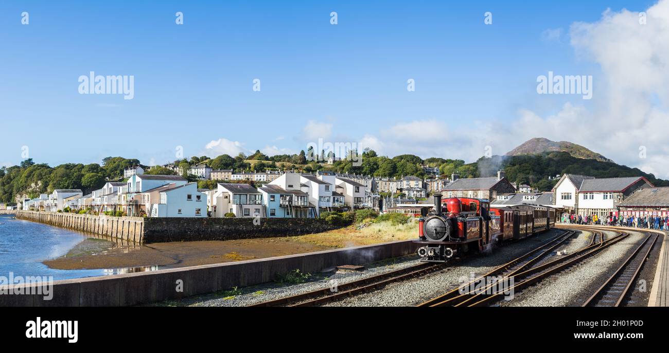 Panorama di un treno a vapore Double Fairlie a Porthmadog che si prepara a lasciare la stazione. Nella foto del Galles del Nord nell'ottobre 2021. Foto Stock