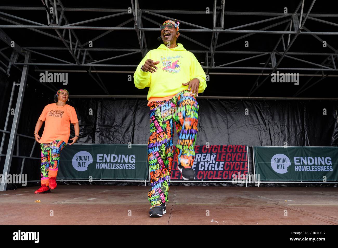 SIR CHRIS HOY SI UNISCE A CENTINAIA DI CICLISTI PER AIUTARE A RACCOGLIERE OLTRE £700.000 PERSONE PER COSTRUIRE DUE NUOVI VILLAGGI PER LE PERSONE CHE VIVONO HOMELESSN Foto Stock