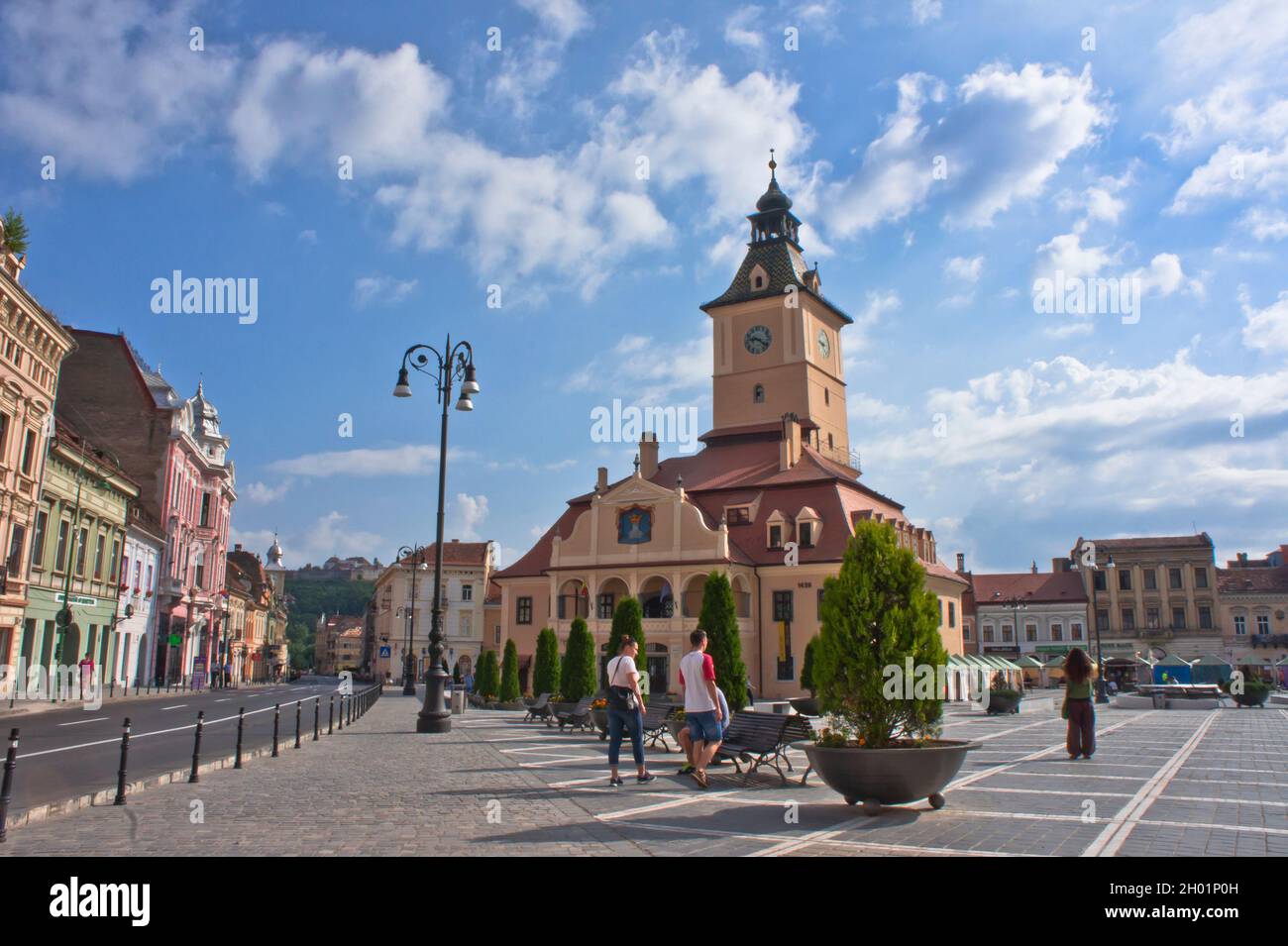 Brasov, vista sulla strada della città vecchia, Romania, Balcani, Europa Foto Stock