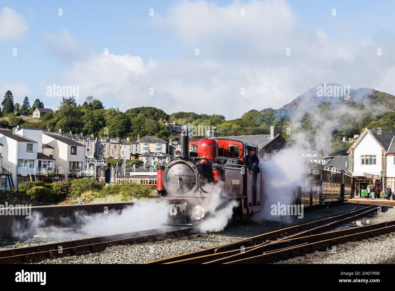 FR Double Fairlie mentre si prepara a partire Porthmadog sulla costa del Galles del Nord nel mese di ottobre 2021. Foto Stock