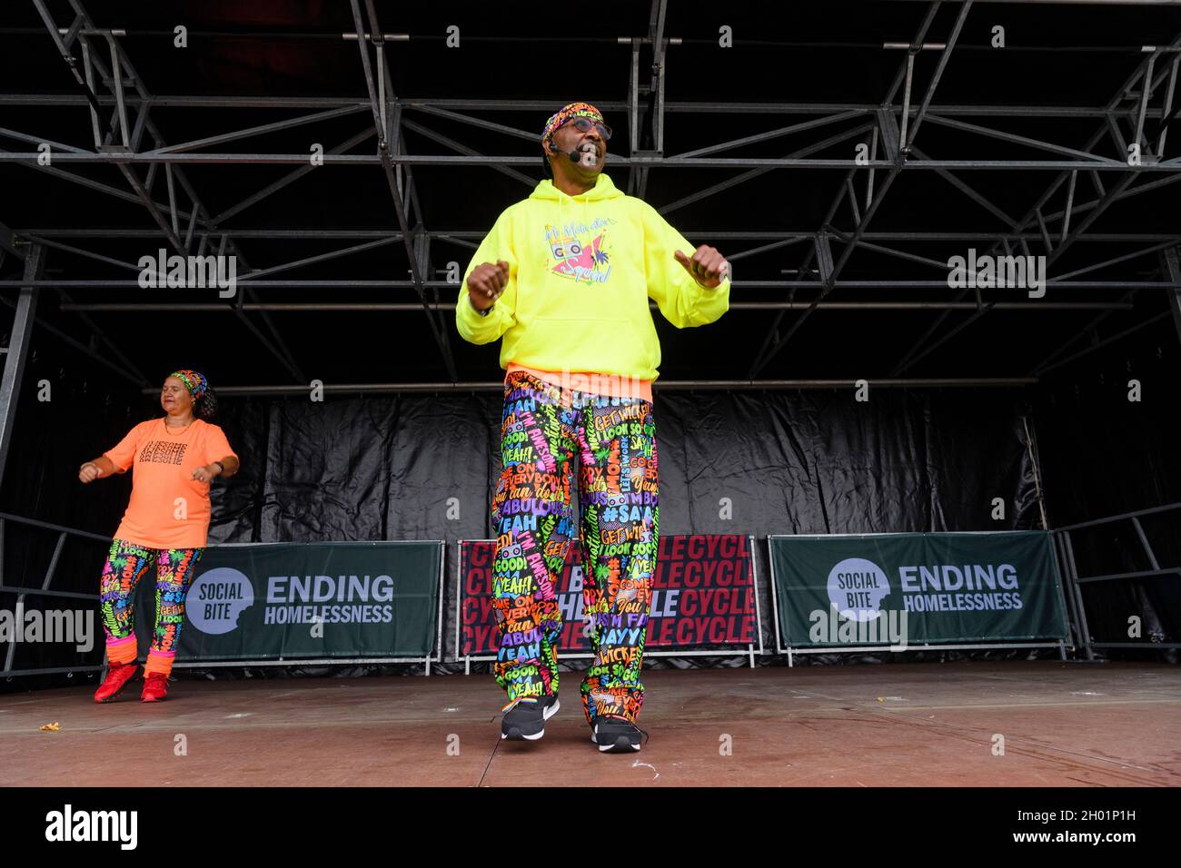 SIR CHRIS HOY SI UNISCE A CENTINAIA DI CICLISTI PER AIUTARE A RACCOGLIERE OLTRE £700.000 PERSONE PER COSTRUIRE DUE NUOVI VILLAGGI PER LE PERSONE CHE VIVONO HOMELESSN Foto Stock